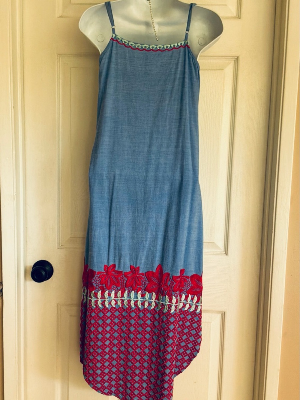 Embroidered Button-Front dress - Picture 8 of 12